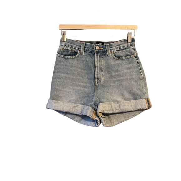 Urban Outfitters BDG Women's Mom High Rise Denim Shorts Light Wash Blue Size 25